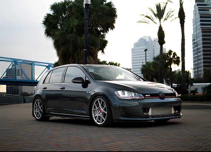 Volkswagen Golf estacionado